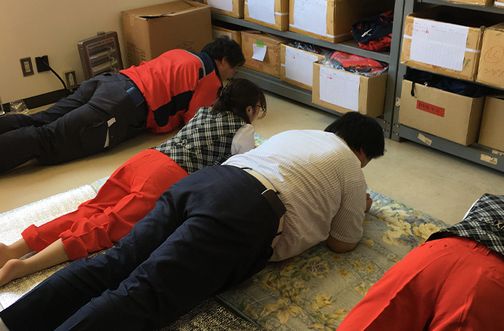 社屋の被服室の一角で体幹運動